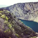 House Between The Sea And Lakes * Grubine