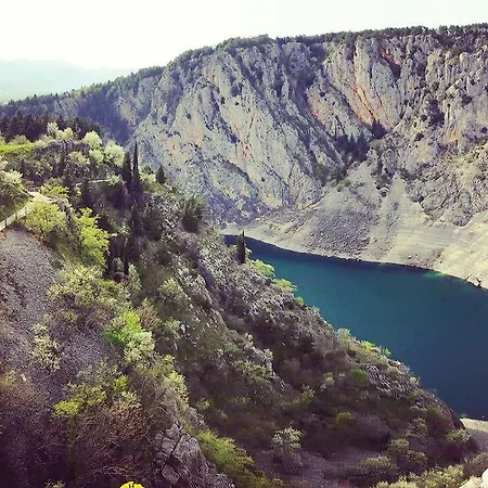 House Between The Sea And Lakes * Grubine