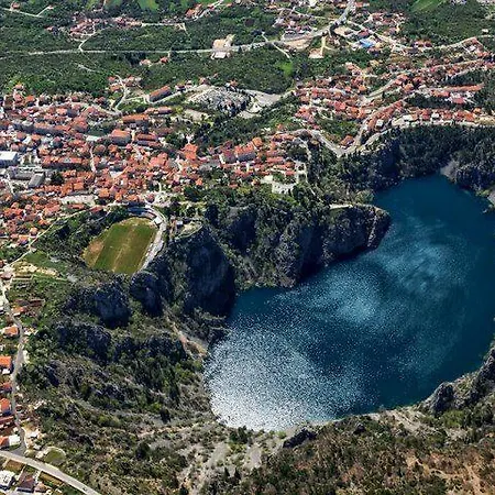 House Between The Sea And Lakes Grubine